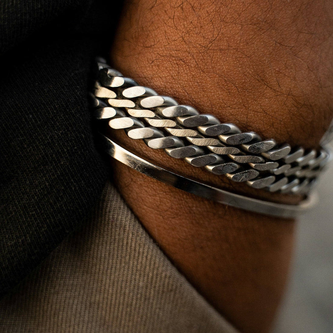 Men’s sterling silver curb chain bracelet stacked with minimalist bangle, modern luxury wrist styling – AEXON SMITH